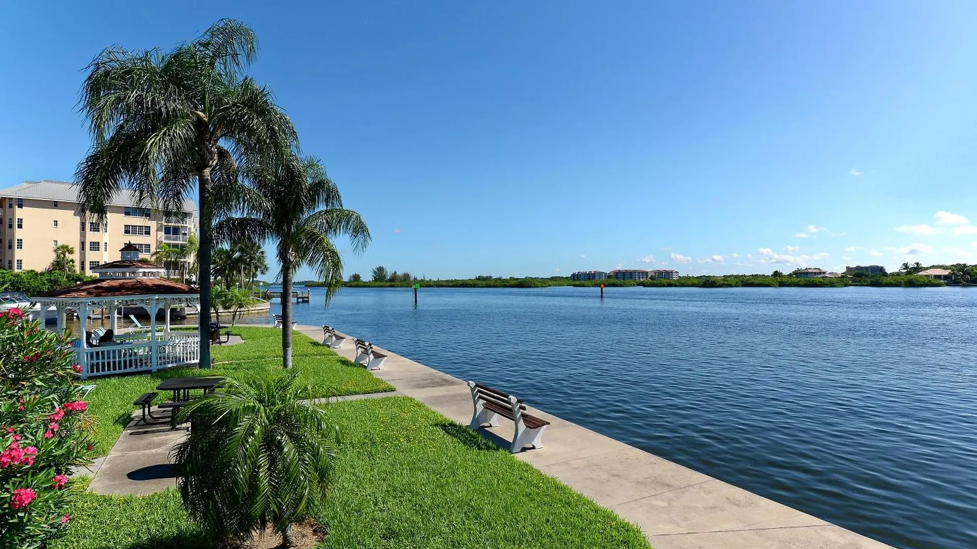 Harbor Towers Ground Floor Private Hot Tub Condo! Holiday home *