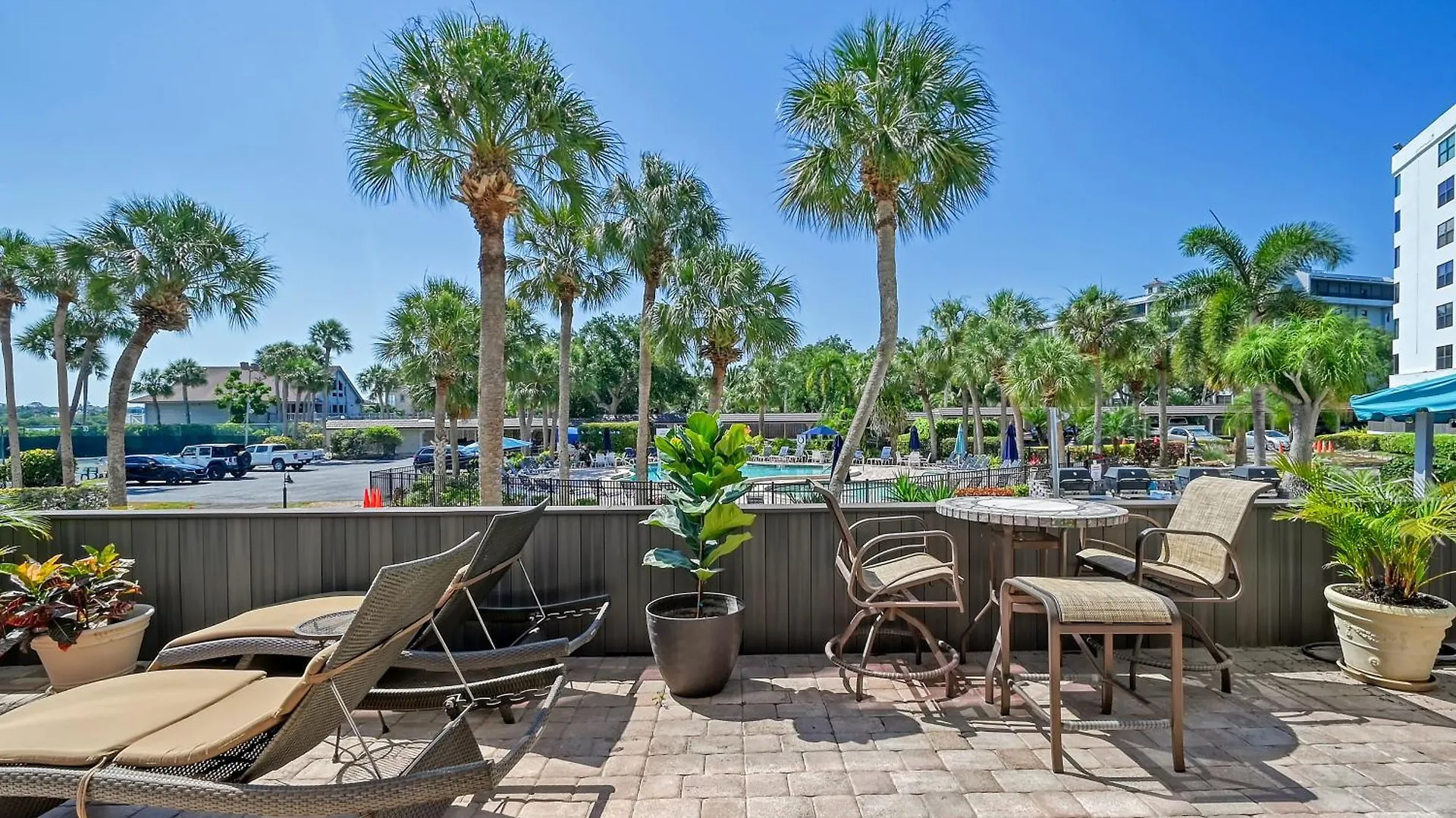 Harbor Towers Ground Floor Private Hot Tub Condo!