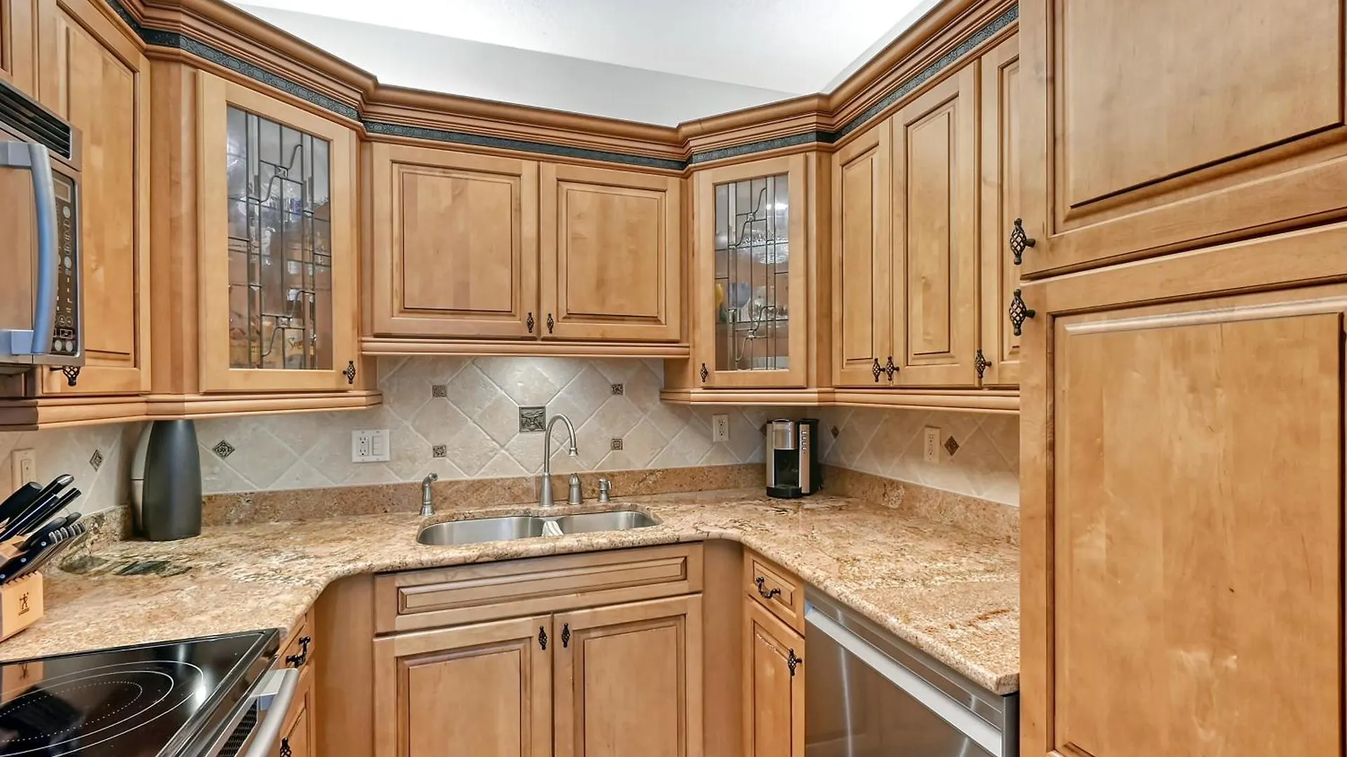 Harbor Towers Ground Floor Private Hot Tub Condo!