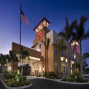 酒店 萨拉索塔/克伍德兰奇汉普顿套房酒店. 3*