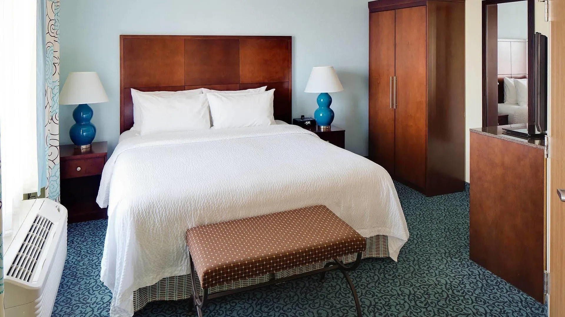 Courtyard By Marriott At Town Center 3*