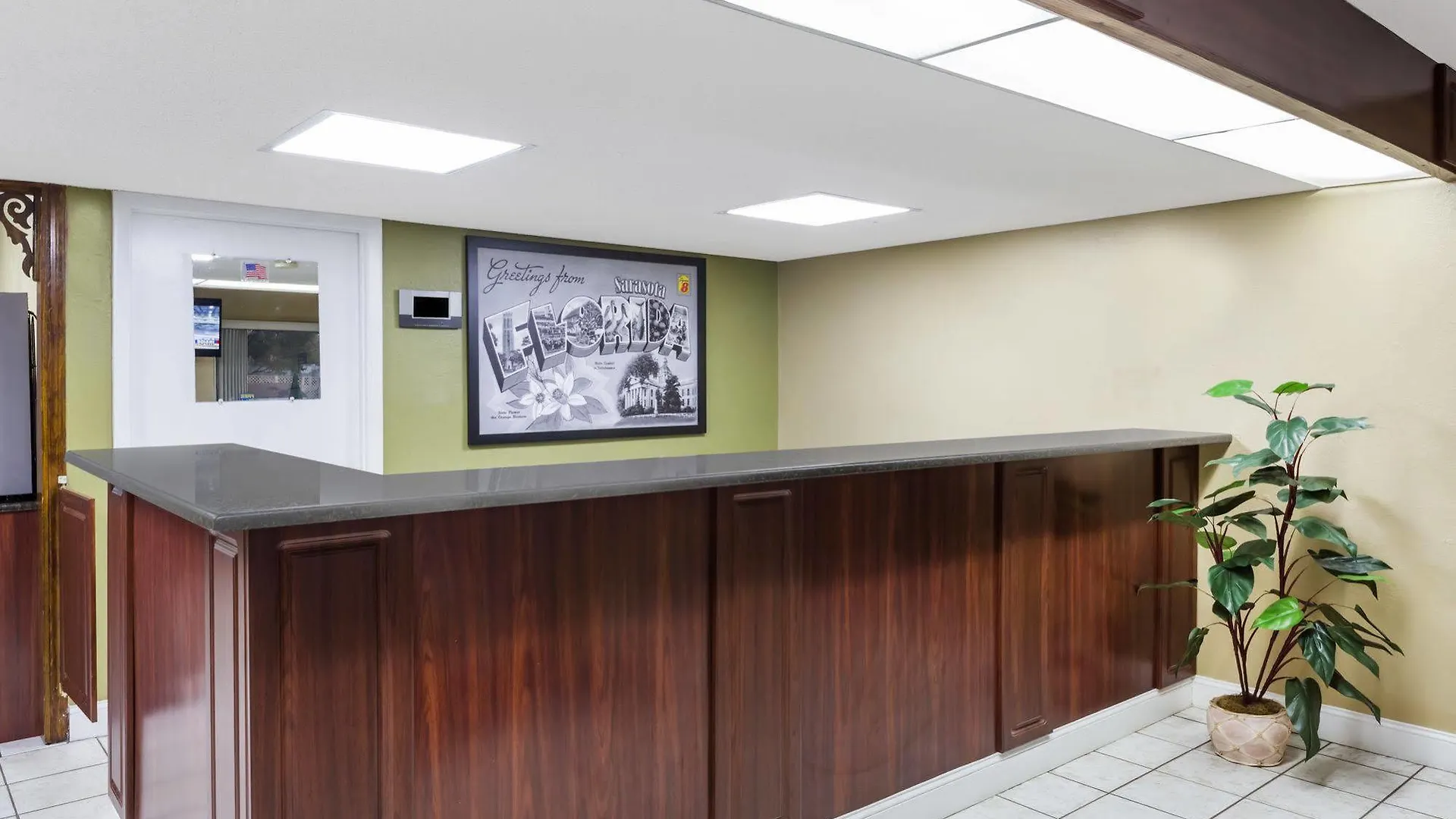 Super 8 By Wyndham Sarasota Near Siesta Key 2*