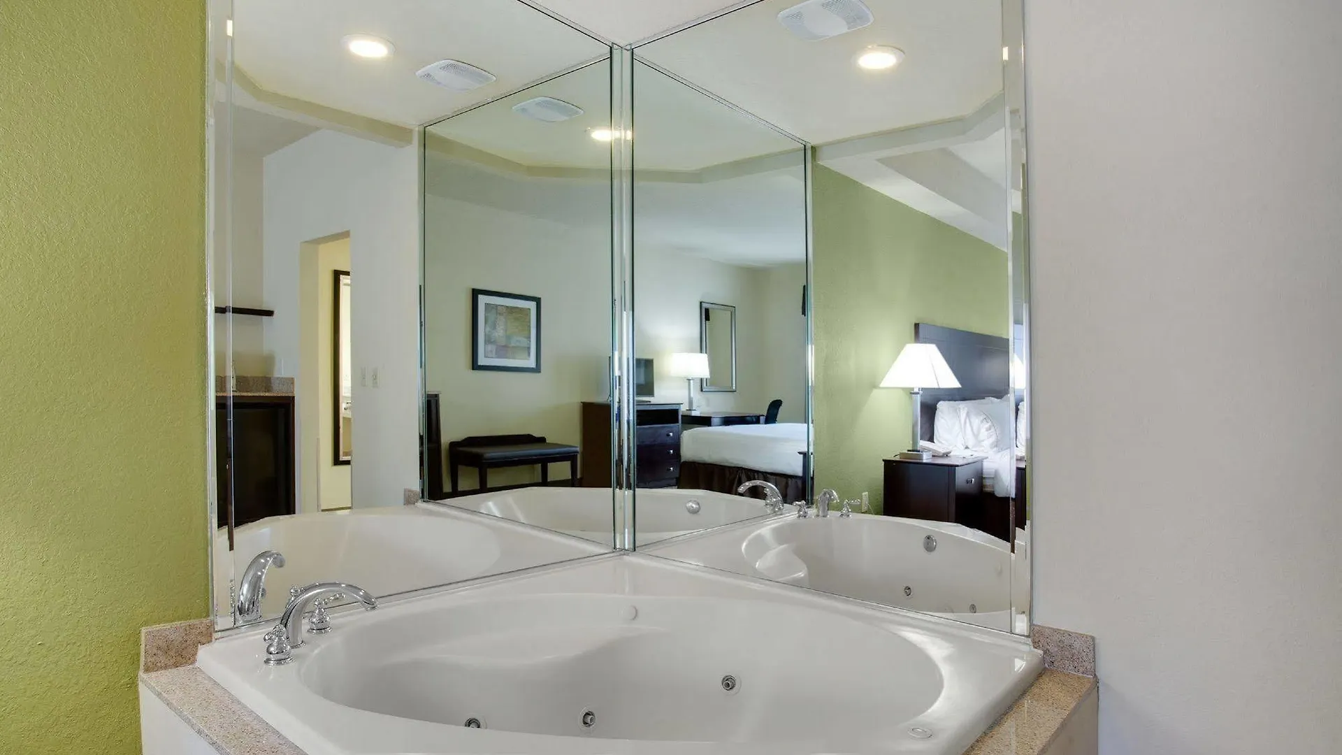Express & Sarasota East By Ihg Hotel 3*