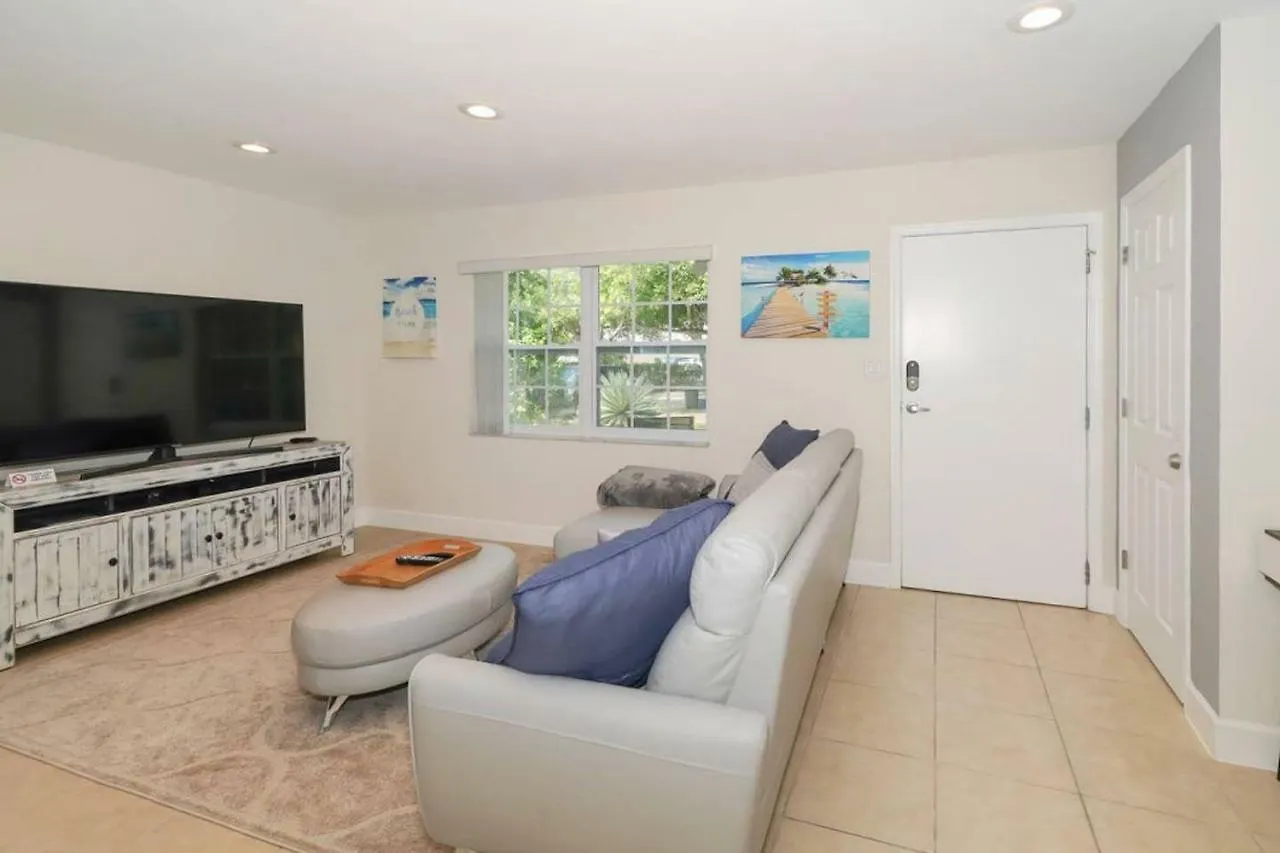 Lovely - Close To Siesta, Shops & Dining