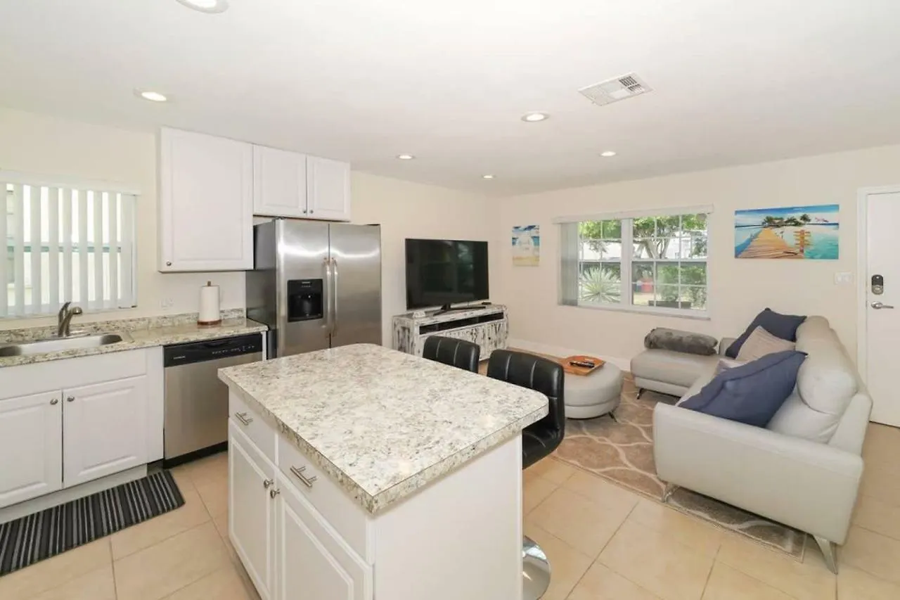 Lovely - Close To Siesta, Shops & Dining