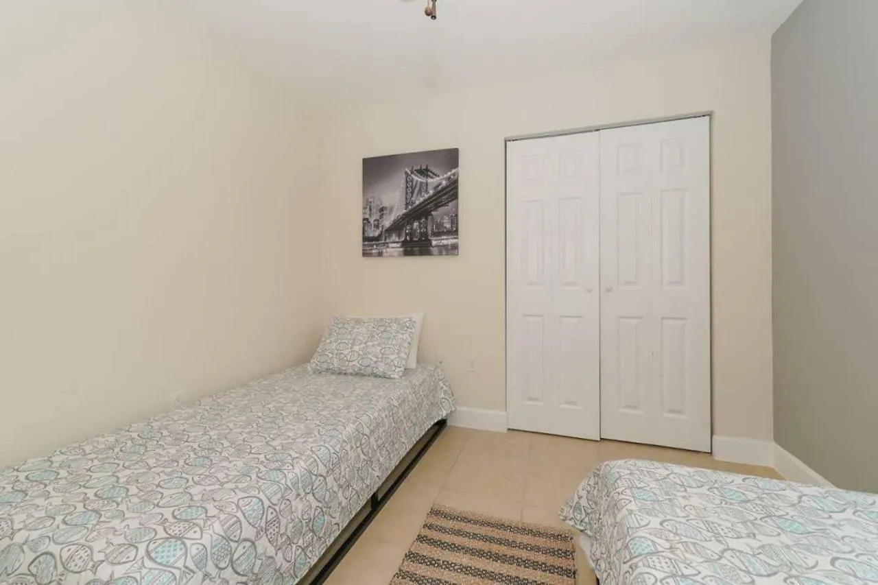 Lovely - Close To Siesta, Shops & Dining Holiday home