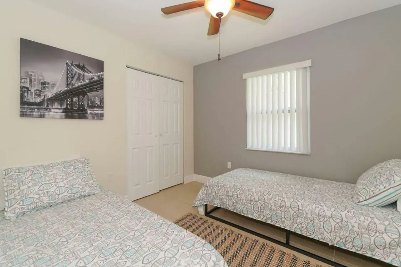 Lovely - Close To Siesta, Shops & Dining Holiday home *