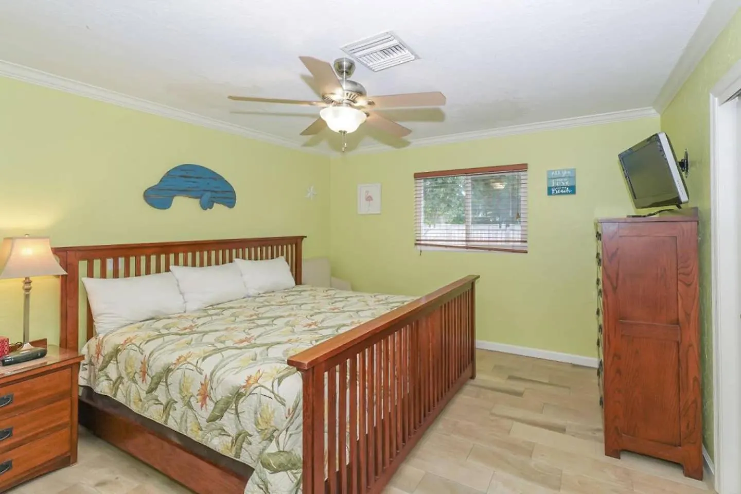 Heated Pool - Perfect Location - Walk To Beach, Restaurants And More! Holiday home