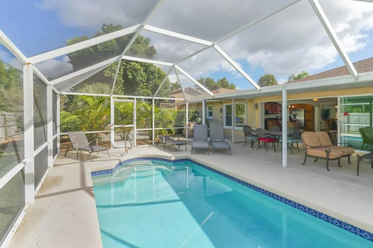 Heated Pool - Perfect Location - Walk To Beach, Restaurants And More! Holiday home *