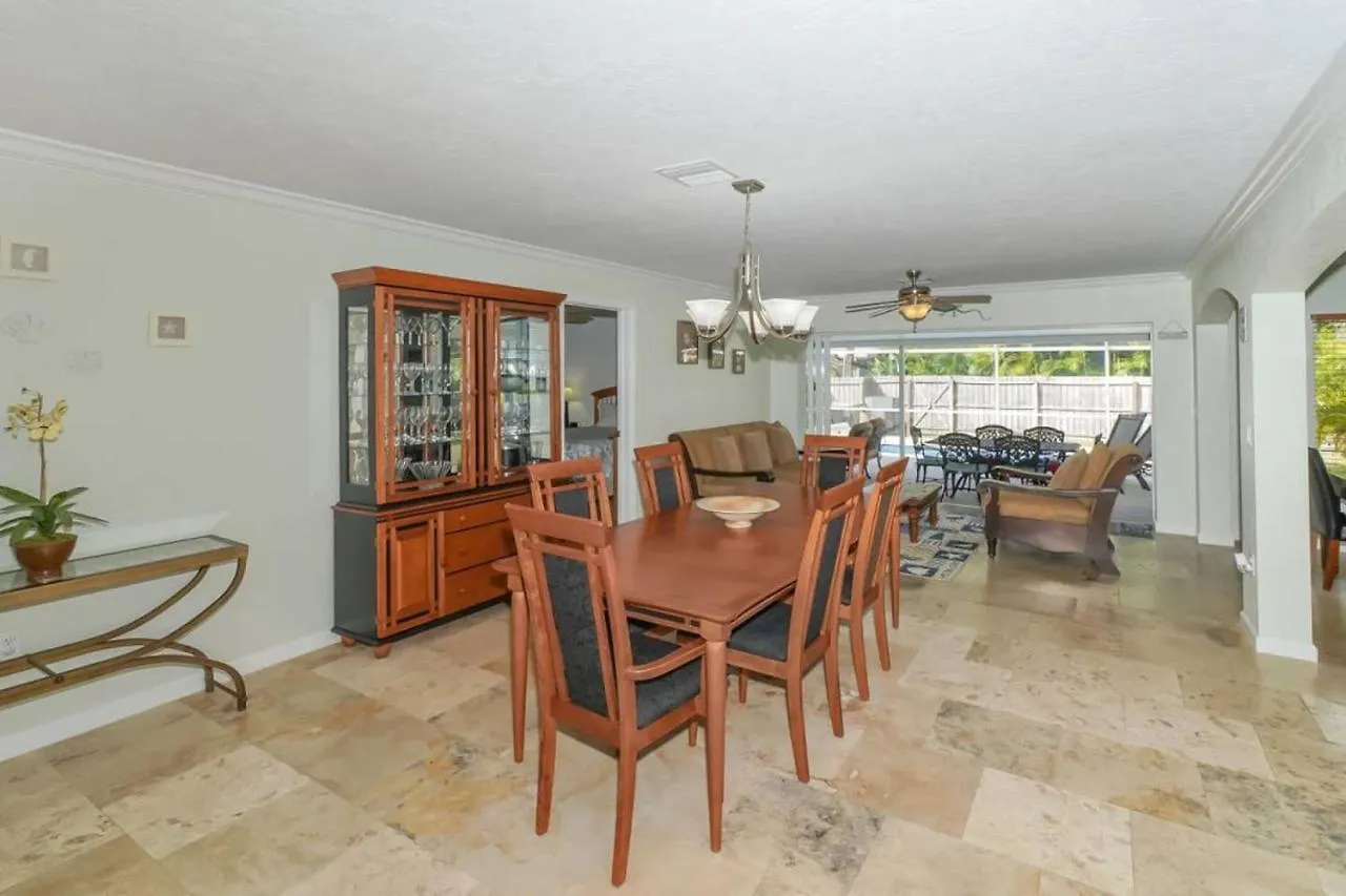 Holiday home Heated Pool - Perfect Location - Walk To Beach, Restaurants And More! *