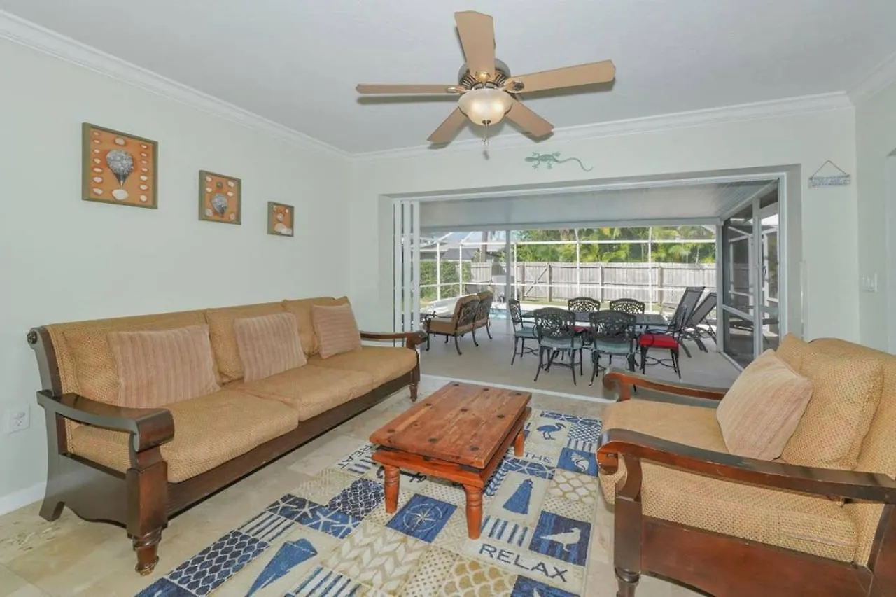 Heated Pool - Perfect Location - Walk To Beach, Restaurants And More!