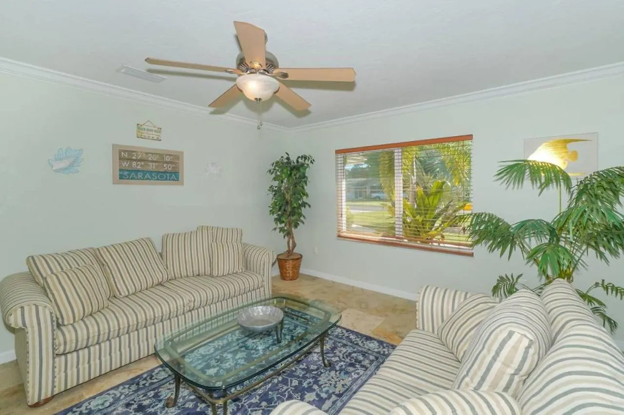 Heated Pool - Perfect Location - Walk To Beach, Restaurants And More!