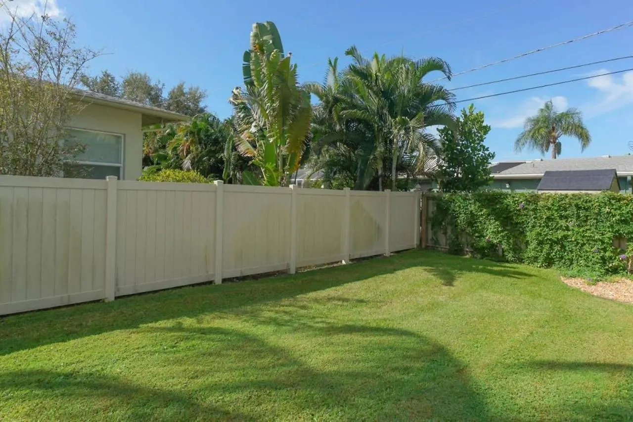 Heated Pool - Perfect Location - Walk To Beach, Restaurants And More! Holiday home