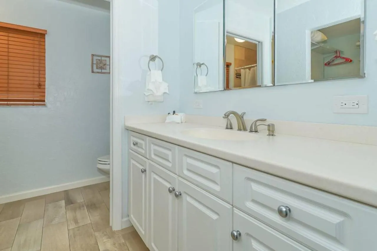 Heated Pool - Perfect Location - Walk To Beach, Restaurants And More!
