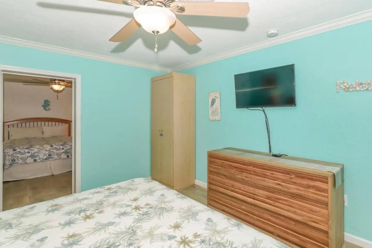 Holiday home Heated Pool - Perfect Location - Walk To Beach, Restaurants And More! *