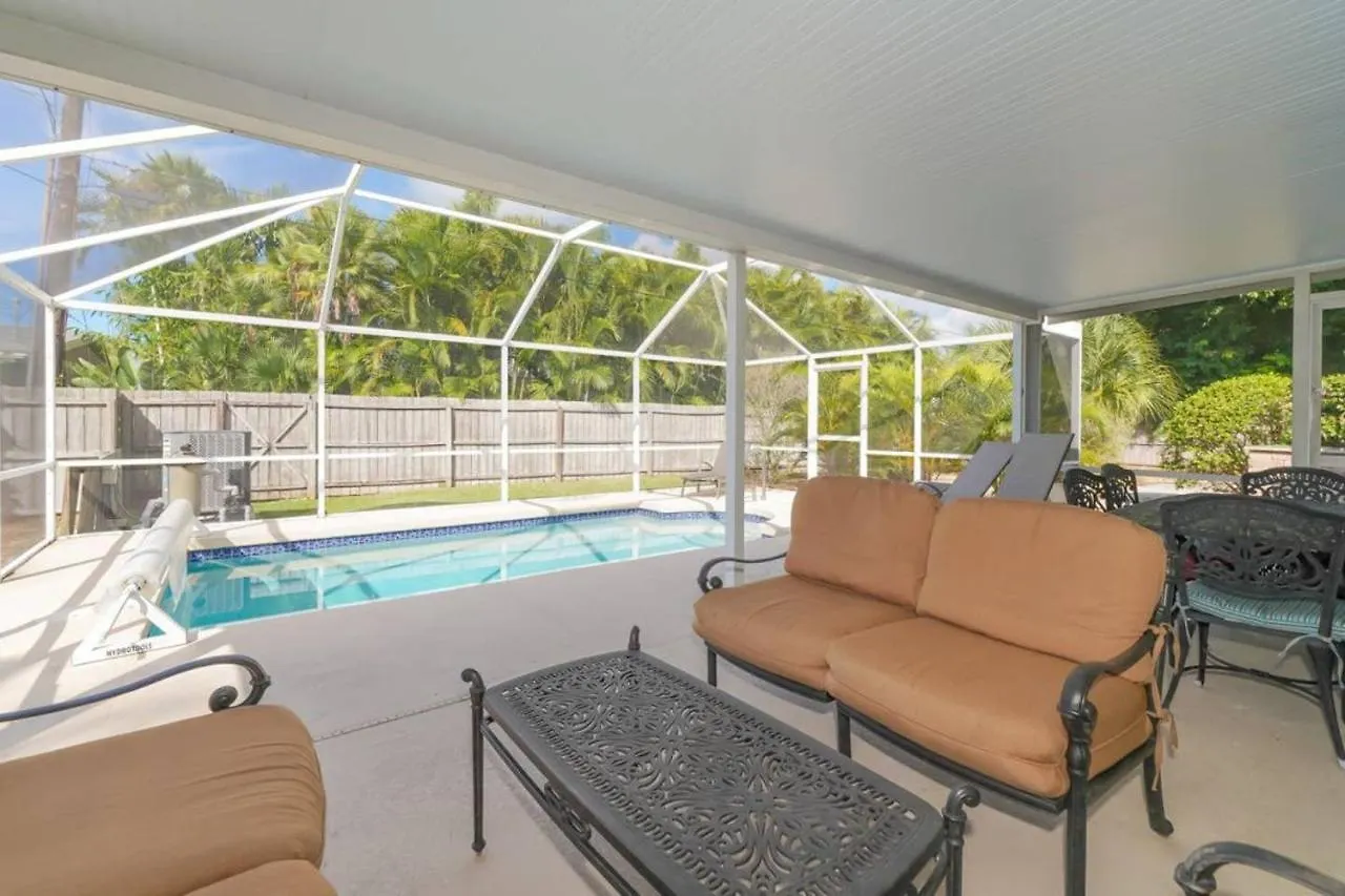 Holiday home Heated Pool - Perfect Location - Walk To Beach, Restaurants And More! *