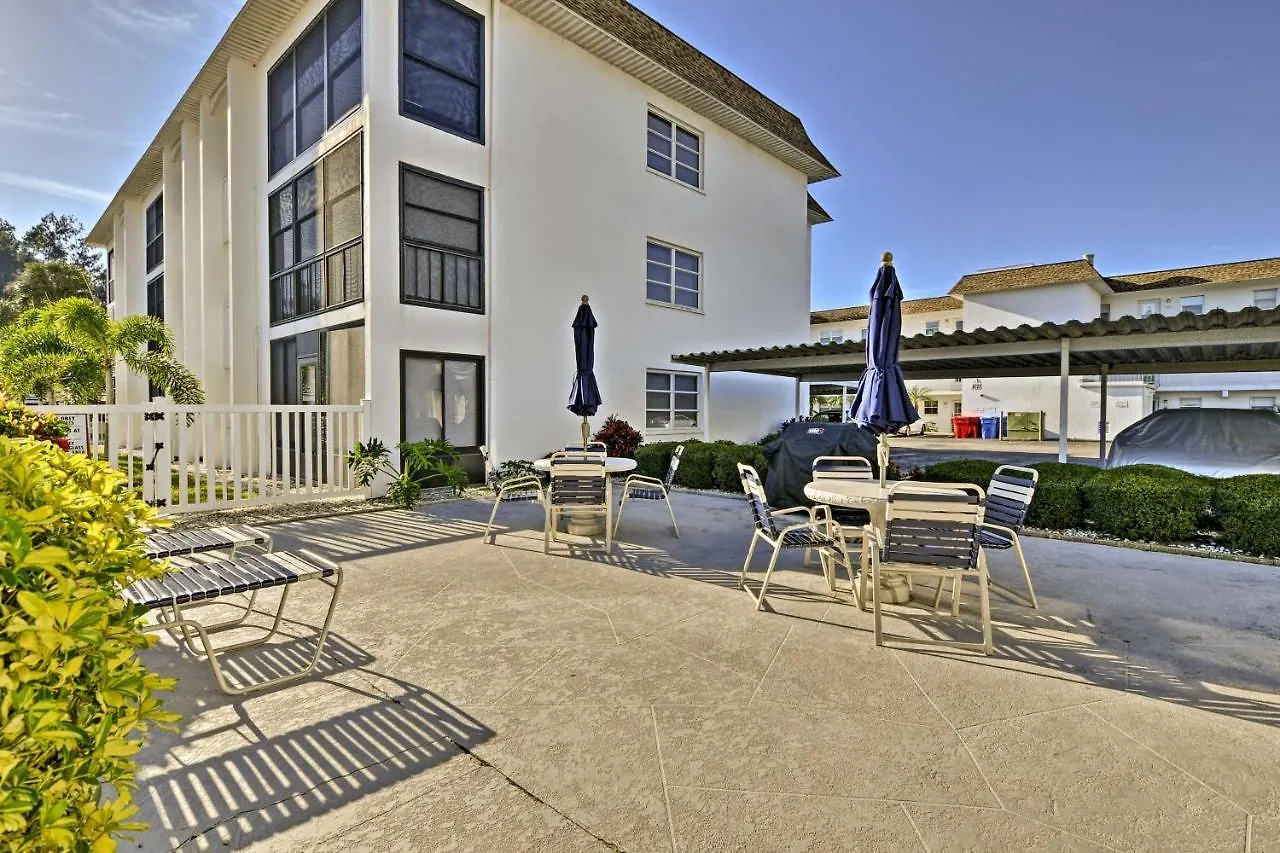 Walk To With Pool And Patio In Sarasota! *