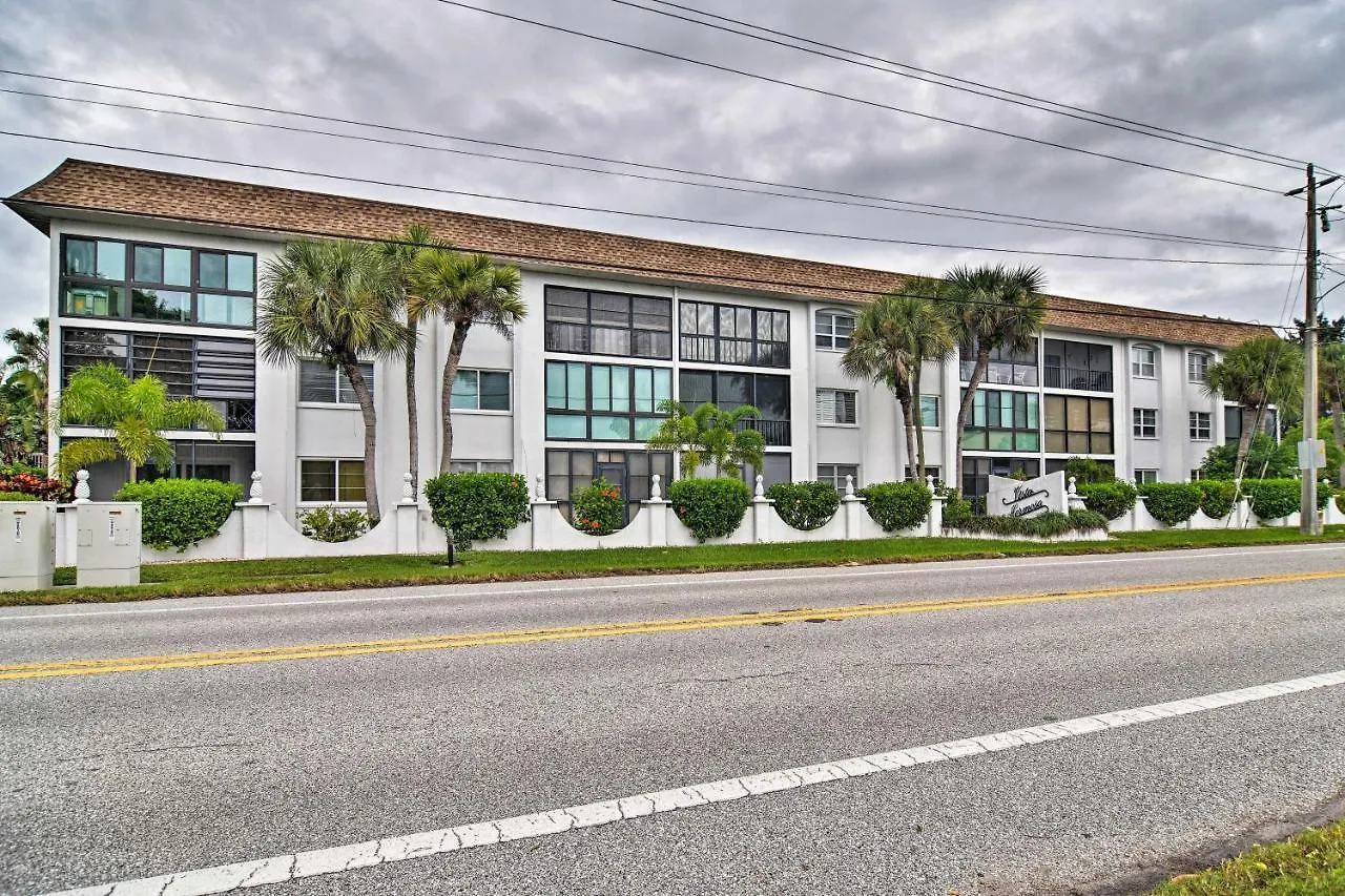Apartment Walk To With Pool And Patio In Sarasota!