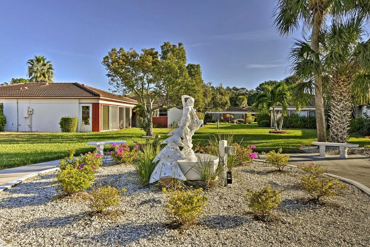 Apartment Walk To With Pool And Patio In Sarasota! Sarasota