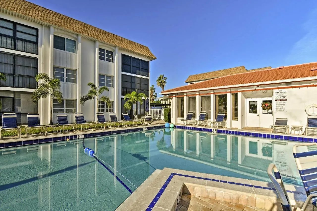Walk To With Pool And Patio In Sarasota! Apartment