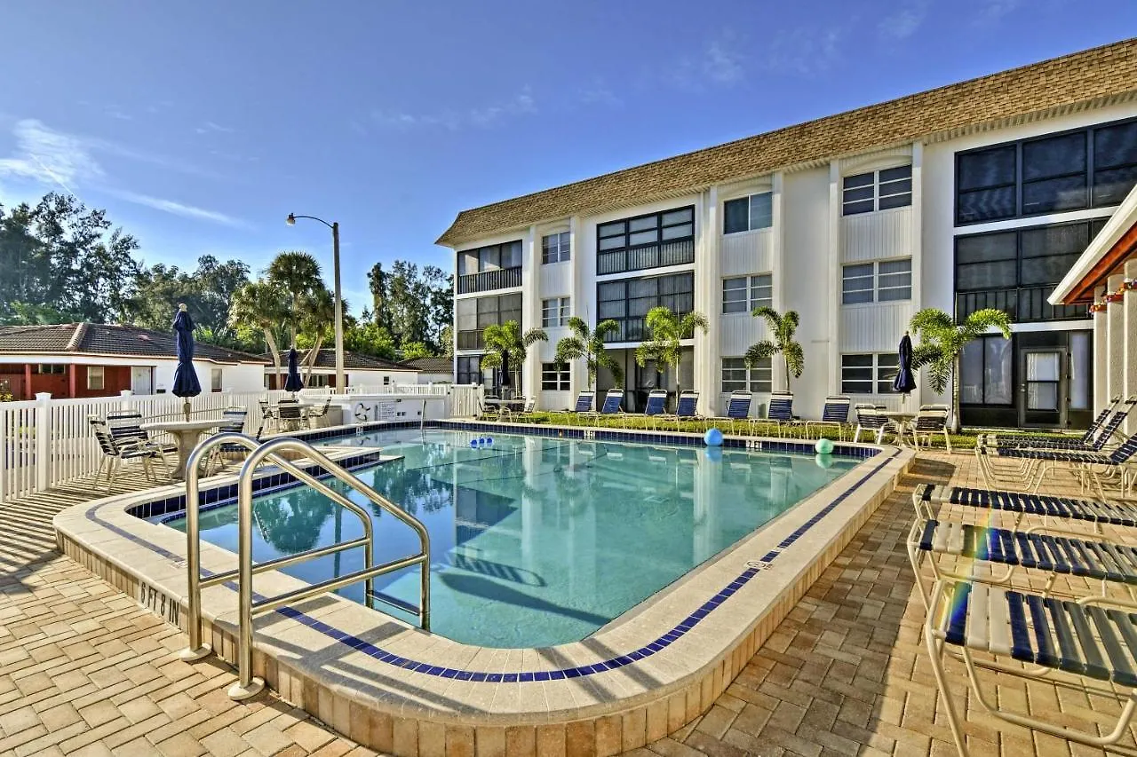 Apartment Walk To With Pool And Patio In Sarasota! Sarasota