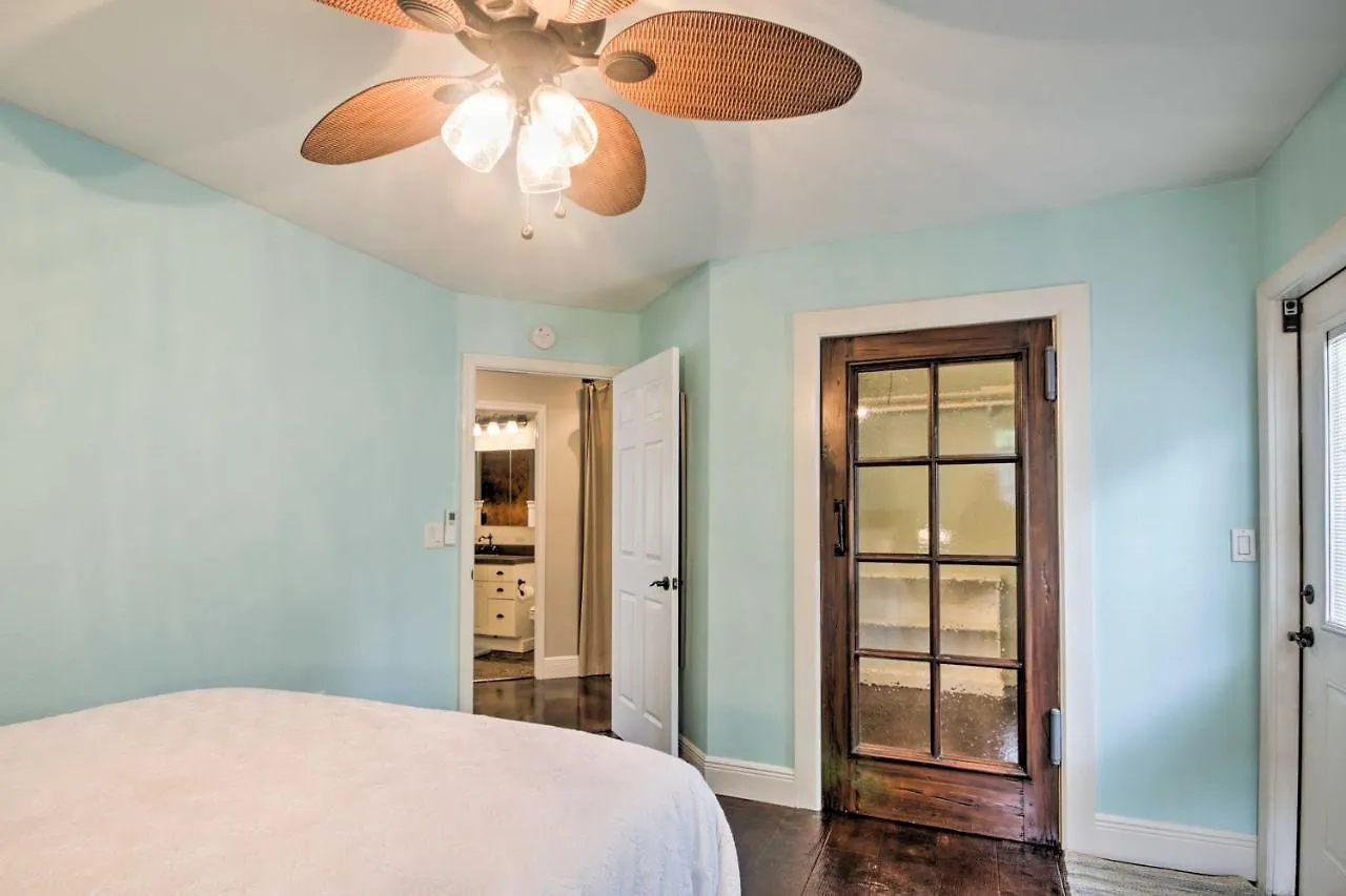 Chic Near Beaches And Downtown! Holiday home