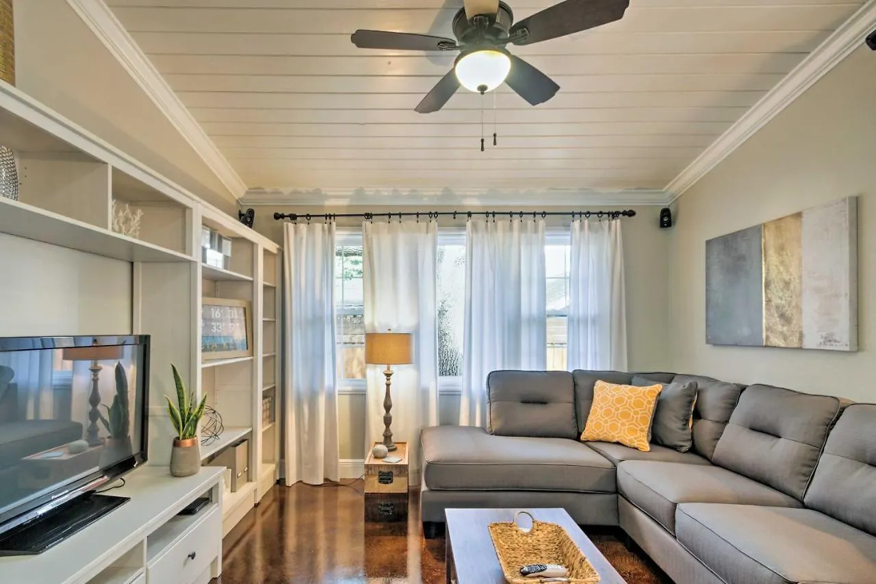 Chic Near Beaches And Downtown!