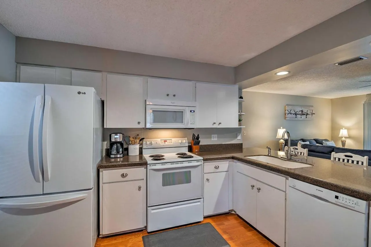 Breezy With Private Pool Near Beach! Holiday home Sarasota