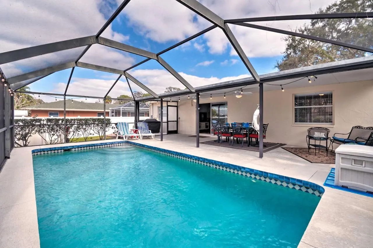 Breezy With Private Pool Near Beach! Holiday home