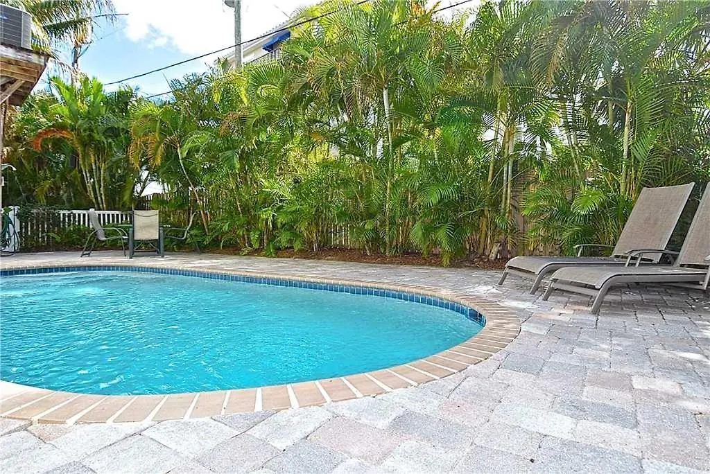 Apartment Beach Walk Unit B, 3 Bedrooms, Pool Access, Wifi, Sleeps 8