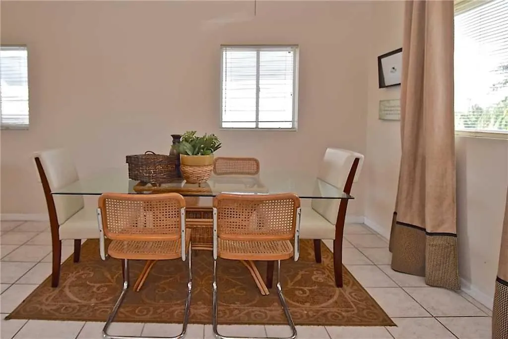 Apartment Beach Walk Unit B, 3 Bedrooms, Pool Access, Wifi, Sleeps 8 *