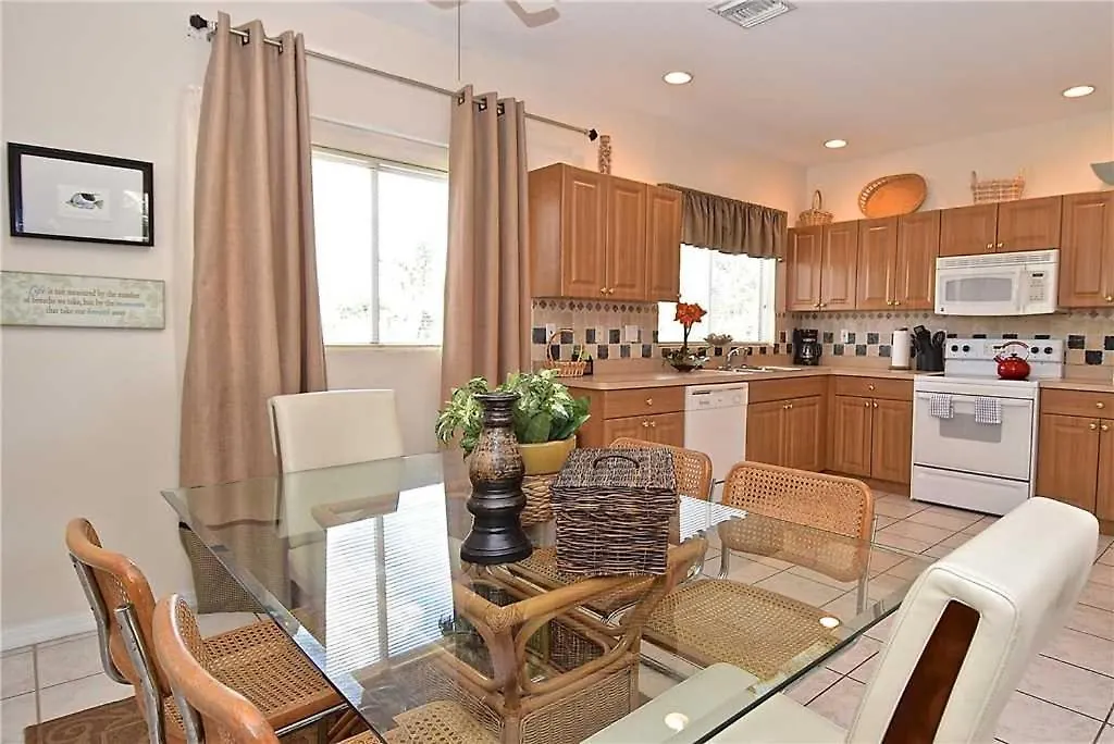Apartment Beach Walk Unit B, 3 Bedrooms, Pool Access, Wifi, Sleeps 8 *