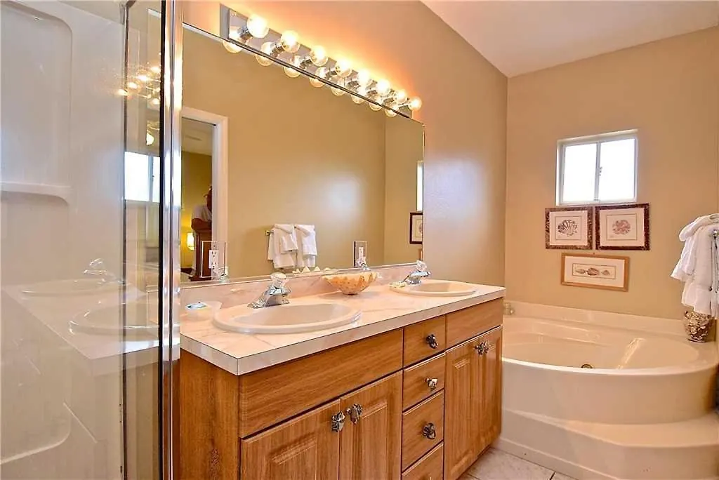 Apartment Beach Walk Unit B, 3 Bedrooms, Pool Access, Wifi, Sleeps 8 *