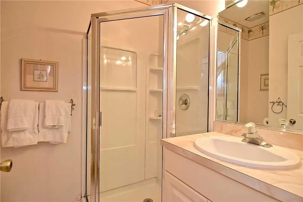 Apartment Beach Walk Unit B, 3 Bedrooms, Pool Access, Wifi, Sleeps 8 *