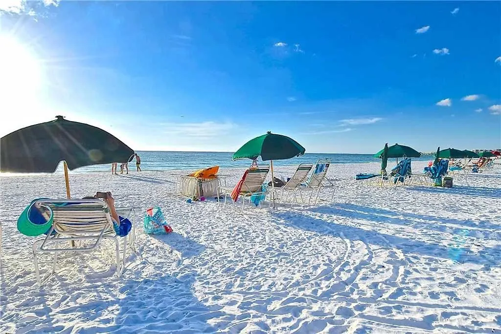 Apartment Beach Walk Unit B, 3 Bedrooms, Pool Access, Wifi, Sleeps 8 *
