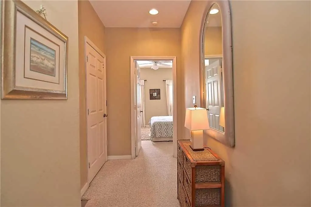 Apartment Beach Walk Unit B, 3 Bedrooms, Pool Access, Wifi, Sleeps 8