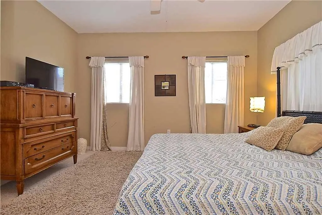 Apartment Beach Walk Unit B, 3 Bedrooms, Pool Access, Wifi, Sleeps 8