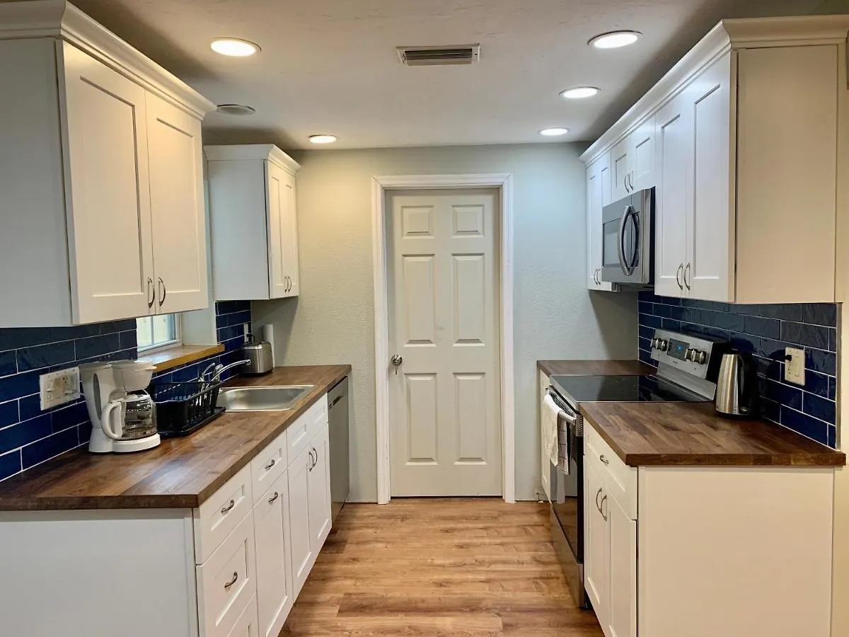 House Near Downtown, Golfing And Siesta Key Beaches