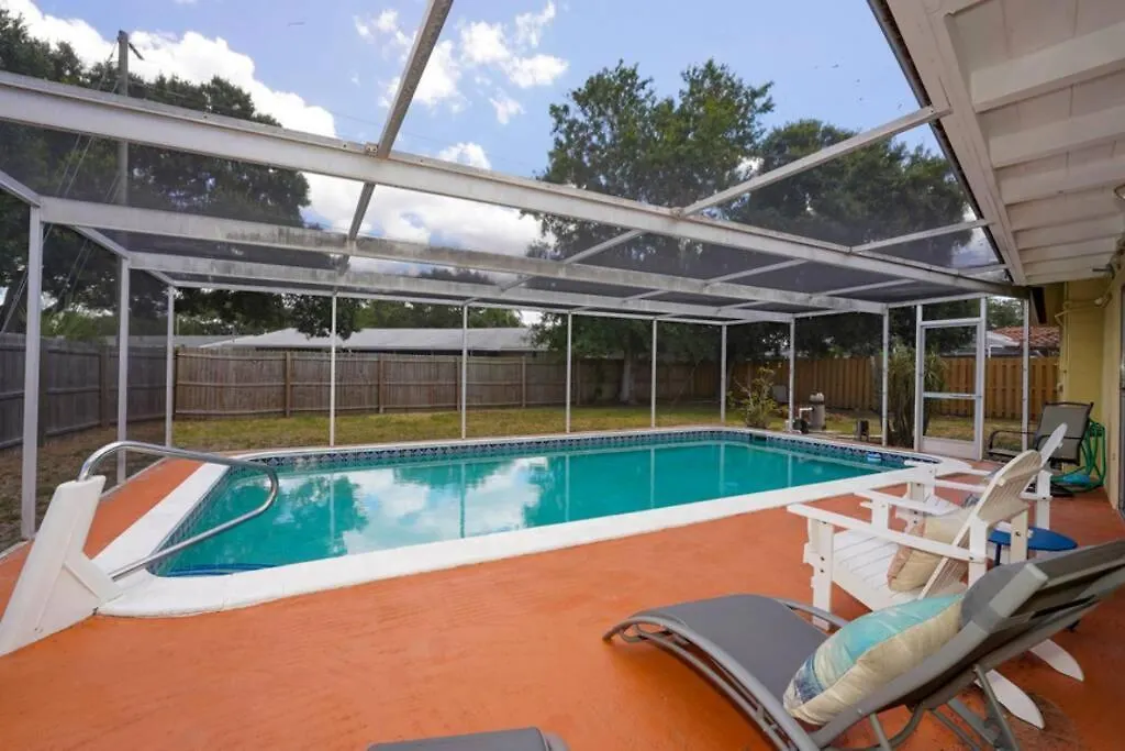 Dom wakacyjny Pool - Close To Beaches, Food, Downtown!