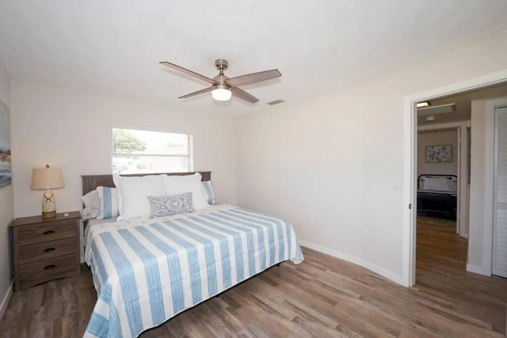 Pool - Close To Beaches, Food, Downtown! *