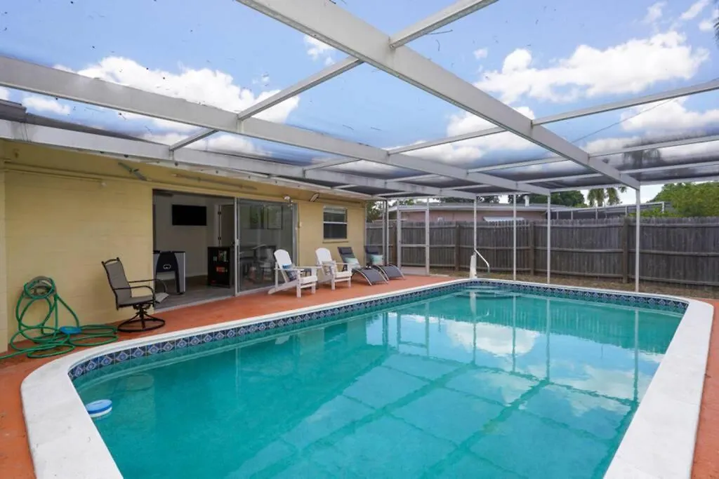 Dom wakacyjny Pool - Close To Beaches, Food, Downtown!