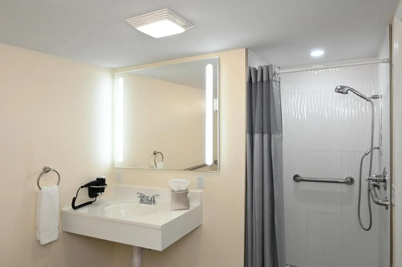 Golden Host Motel 3*