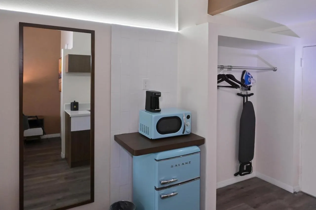 Golden Host Motel 3*