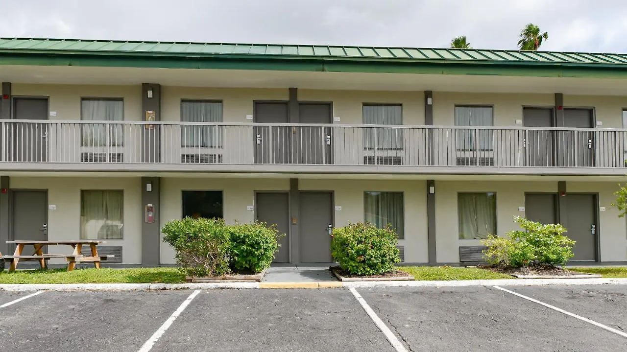 Heated Pool, Huge Tv, Waterfront Tiki Bar & Grill, Close To Beaches Aparthotel Sarasota