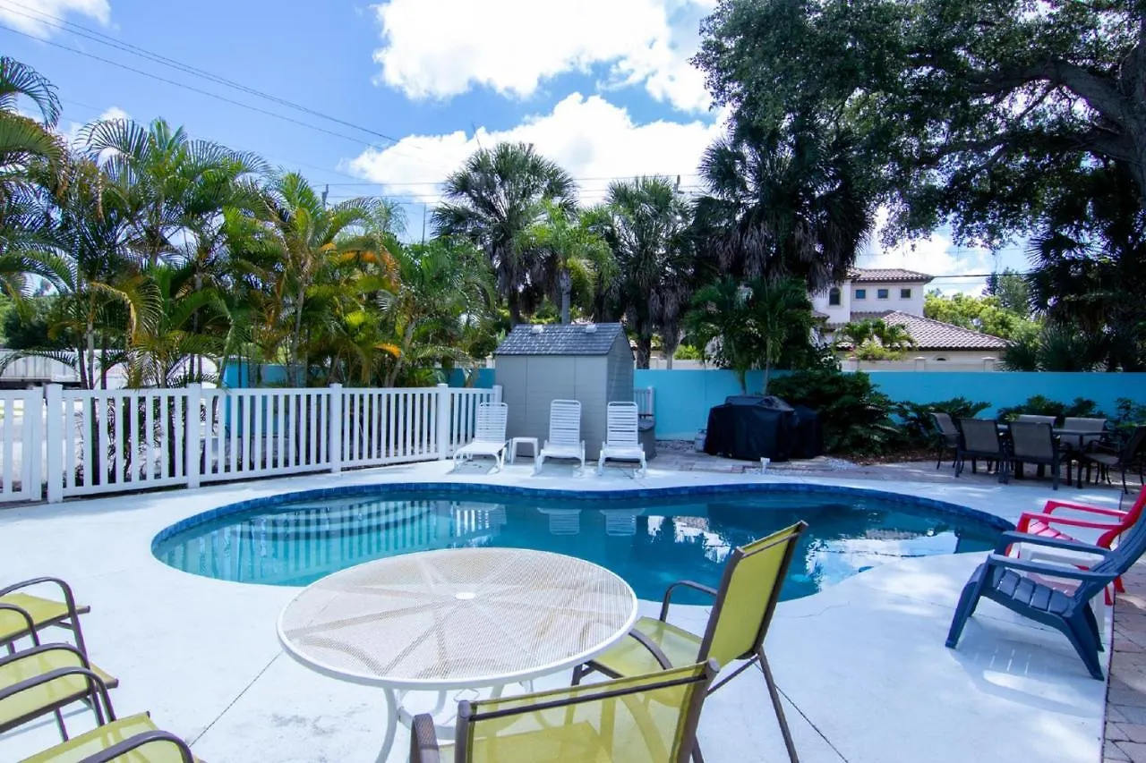 Cozy Tropical Bungalow With Heated Pool Casa vacanze