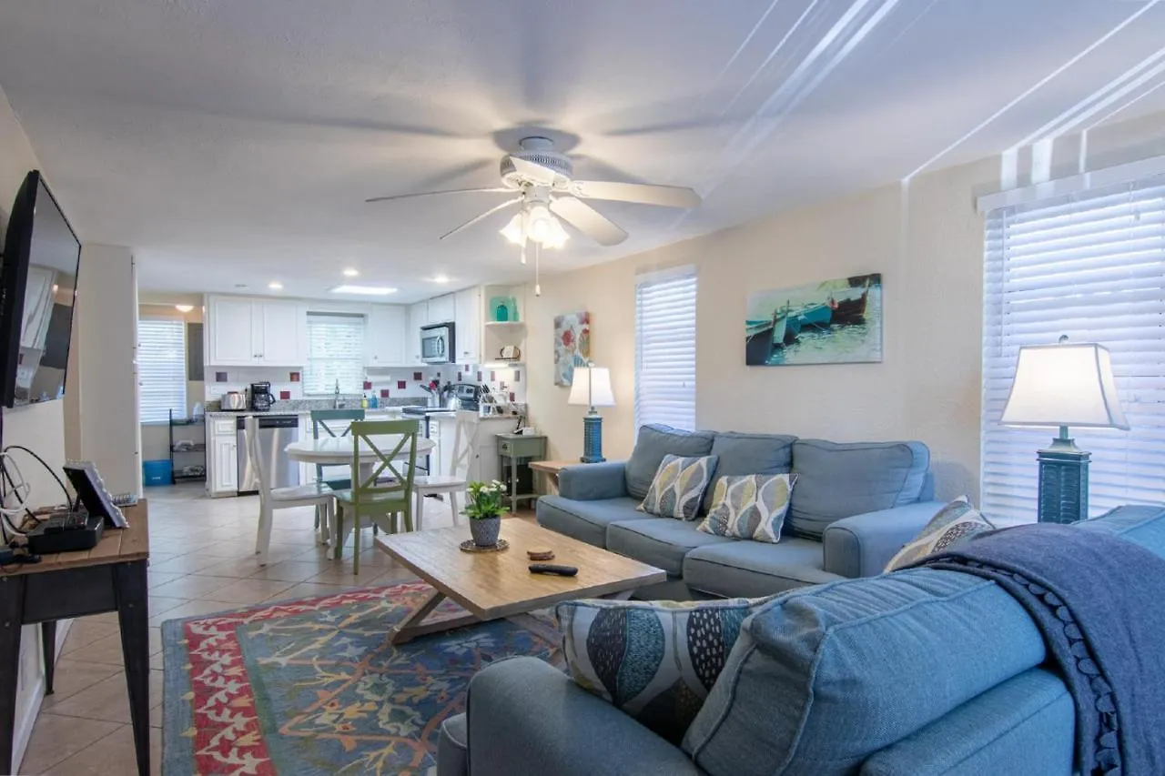 Cozy Tropical Bungalow With Heated Pool Casa vacanze