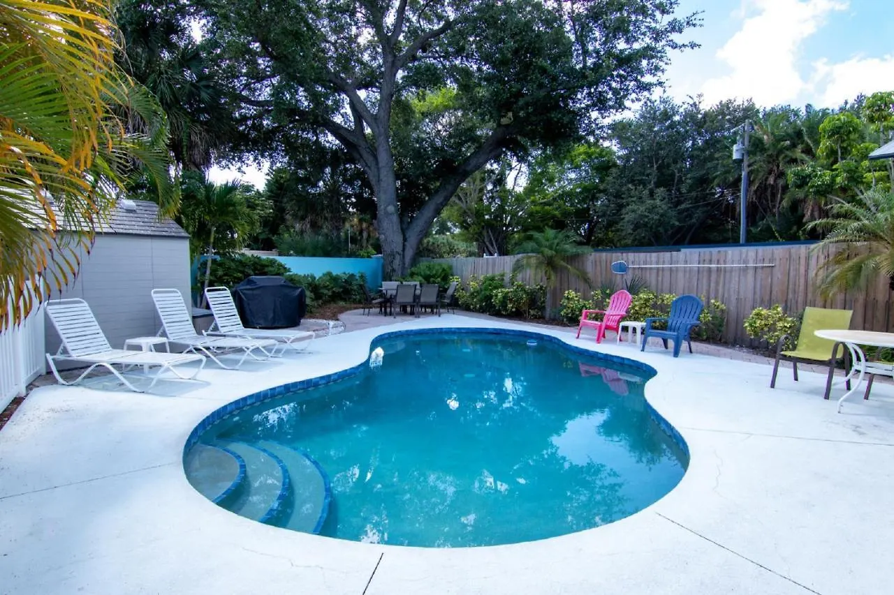 Cozy Tropical Bungalow With Heated Pool Casa vacanze