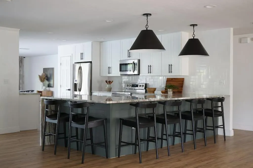 Remodeled 4br Pool / Golf View/near Beaches Holiday home