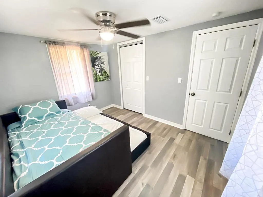 Holiday home Modern, Spacious, Comfy, Queen Beds, Backyard