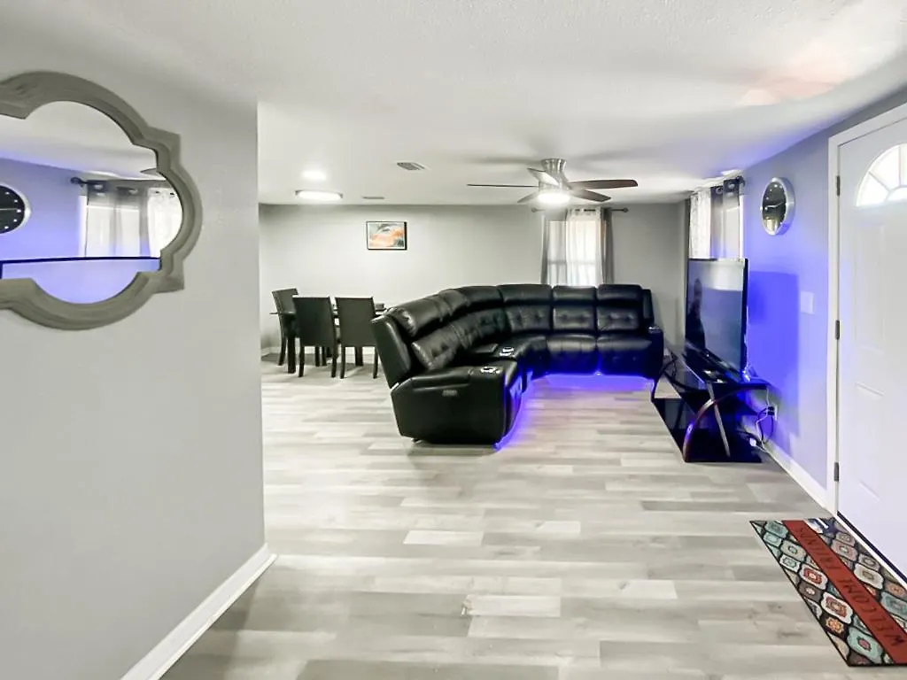 Modern, Spacious, Comfy, Queen Beds, Backyard Holiday home *